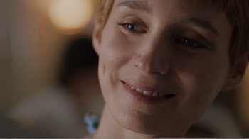 Movie still from “Don't Worry, He Won't Get Far on Foot” (2018), directed by Gus Van Sant – A woman's face , smiling for the camera; Close Up shot, Over the shoulder angle