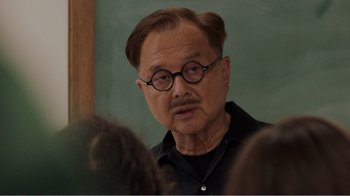 Movie still from “Don't Worry, He Won't Get Far on Foot” (2018), directed by Gus Van Sant – An older man wearing glasses and a black shirt; Close Up shot, Over the shoulder angle