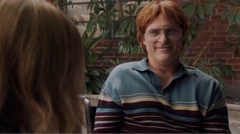 Movie still from “Don't Worry, He Won't Get Far on Foot” (2018), directed by Gus Van Sant – A man in a striped shirt is sitting next to a woman; Medium shot, Over the shoulder angle