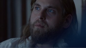 Movie still from “Don't Worry, He Won't Get Far on Foot” (2018), directed by Gus Van Sant – A man with long hair and a long beard looking up; Close Up shot, Over the shoulder angle