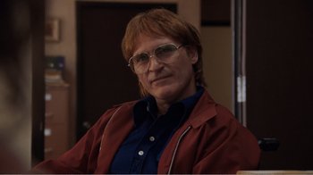 Movie still from “Don't Worry, He Won't Get Far on Foot” (2018), directed by Gus Van Sant – A man with red hair wearing glasses and a blue shirt; Close Up shot, Low angle