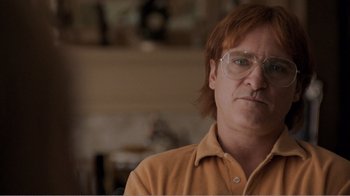 Movie still from “Don't Worry, He Won't Get Far on Foot” (2018), directed by Gus Van Sant – A person wearing glasses and a yellow shirt; Close Up shot, Low angle