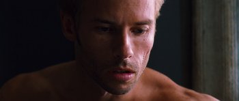 Movie still from “Memento” (2000), directed by Christopher Nolan – A man's face with a lot of hair on his face; Extreme Close Up shot, Overhead angle