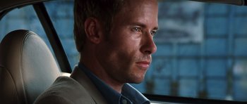 Movie still from “Memento” (2000), directed by Christopher Nolan – A person wearing a jacket; Close Up shot, Low angle