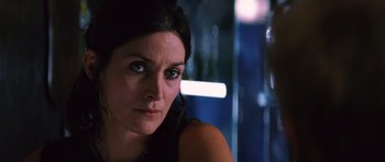 Movie still from “Memento” (2000), directed by Christopher Nolan – A person with blue eyes; Close Up shot, Over the shoulder angle