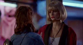 Movie still from “Pretty Woman” (1990), directed by Garry Marshall – A woman in a red jacket talking to another woman in a black jacket; Close Up shot, Over the shoulder angle