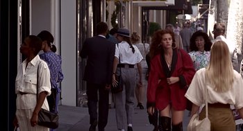Movie still from “Pretty Woman” (1990), directed by Garry Marshall – A group of people walking down a sidewalk; Wide shot, Over the shoulder angle