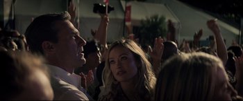 Movie still from “Richard Jewell” (2019), directed by Clint Eastwood – A man and a woman standing next to each other in a crowd; Close Up shot, Over the shoulder angle