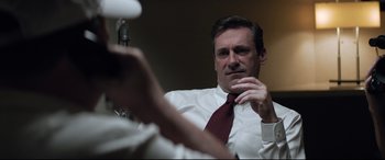 Movie still from “Richard Jewell” (2019), directed by Clint Eastwood – A man wearing a white shirt and red tie; Close Up shot, Over the shoulder angle