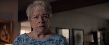 Movie still from “Richard Jewell” (2019), directed by Clint Eastwood – An older woman is looking at the camera; Close Up shot, Over the shoulder angle
