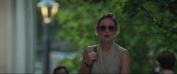 Movie still from “Richard Jewell” (2019), directed by Clint Eastwood – A woman wearing sunglasses and holding a purse; Close Up shot, Over the shoulder angle