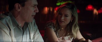 Movie still from “Richard Jewell” (2019), directed by Clint Eastwood – A woman and a man are sitting at a table talking; Close Up shot, Over the shoulder angle