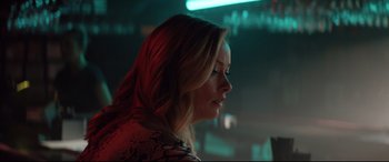 Movie still from “Richard Jewell” (2019), directed by Clint Eastwood – A woman with long blonde hair looking to the side; Close Up shot, Over the shoulder angle