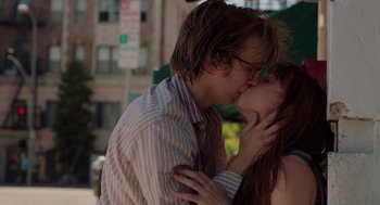 Movie still from “Ruby Sparks” (2012), directed by Valerie Faris – A man and a woman kissing in front of a building; Close Up shot, Over the shoulder angle