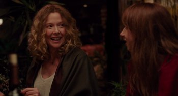 Movie still from “Ruby Sparks” (2012), directed by Valerie Faris – Two women are talking to each other in a room; Medium shot, Over the shoulder angle