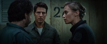 Movie still from “Edge of Tomorrow” (2014), directed by Doug Liman – A man and two women standing next to each other; Close Up shot, Over the shoulder angle