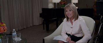 Movie still from “Sully” (2016), directed by Clint Eastwood – A woman sitting in front of a piano in a living room; Medium shot, Over the shoulder angle