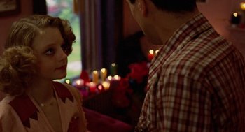 Movie still from “Taxi Driver” (1976), directed by Martin Scorsese – A man and a woman standing next to each other in front of candles; Medium shot, Over the shoulder angle