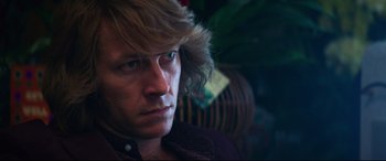 Movie still from “Elvis” (2022), directed by Baz Luhrmann – A person with long blonde hair; Close Up shot, Over the shoulder angle