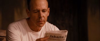 Movie still from “The Accountant” (2016), directed by Gavin O'Connor – Close Up shot, Over the shoulder angle