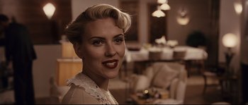 Movie still from “The Black Dahlia” (2006), directed by Brian De Palma – A beautiful woman with blonde hair wearing a white dress; Close Up shot, Over the shoulder angle