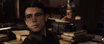 Movie still from “The Black Dahlia” (2006), directed by Brian De Palma – A man in a hat is looking at the camera; Close Up shot, Over the shoulder angle