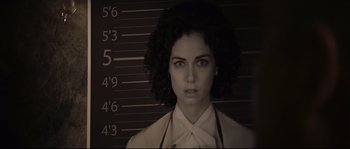 Movie still from “The Black Dahlia” (2006), directed by Brian De Palma – A black and white photo of a woman in front of a mugshot; Close Up shot, Low angle