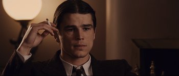 Movie still from “The Black Dahlia” (2006), directed by Brian De Palma – A man in a suit and a tie; Close Up shot, Over the shoulder angle