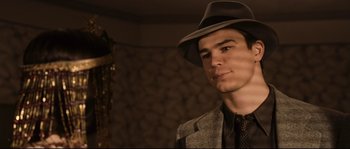 Movie still from “The Black Dahlia” (2006), directed by Brian De Palma – A man in a hat and a suit and tie; Close Up shot, Over the shoulder angle