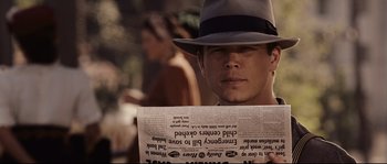 Movie still from “The Black Dahlia” (2006), directed by Brian De Palma – A man in a hat is reading a newspaper; Close Up shot, Over the shoulder angle