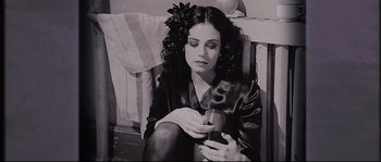Movie still from “The Black Dahlia” (2006), directed by Brian De Palma – A black and white photo of a woman holding a dog; Close Up shot, High angle