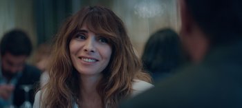 Movie still from “10 Days of a Good Man” (2023), directed by Uluç Bayraktar – A person with long brown hair; Close Up shot, Over the shoulder angle