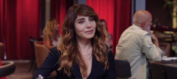Movie still from “10 Days of a Good Man” (2023), directed by Uluç Bayraktar – A woman sitting in front of a group of people; Close Up shot, Over the shoulder angle