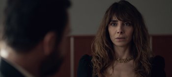 Movie still from “10 Days of a Good Man” (2023), directed by Uluç Bayraktar – A woman with long brown hair wearing a gold necklace; Close Up shot, Over the shoulder angle