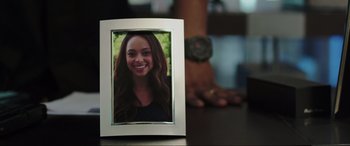 Movie still from “22 Jump Street” (2014), directed by Phil Lord – A picture frame with a picture of a woman on it; Close Up shot, Over the shoulder angle