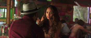 Movie still from “22 Jump Street” (2014), directed by Phil Lord – A woman in a hat is talking to a man in a hat; Close Up shot, Over the shoulder angle