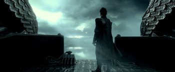 Movie still from “300: Rise of an Empire” (2014), directed by Noam Murro – A man standing in front of a body of water; Wide shot, Low angle