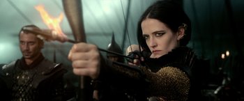 Movie still from “300: Rise of an Empire” (2014), directed by Noam Murro – A woman is holding a bow and arrow; Close Up shot, Over the shoulder angle