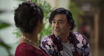 Movie still from “40 Years Young” (2022), directed by Pietro Loprieno – A man and a woman are talking to each other; Close Up shot, Over the shoulder angle