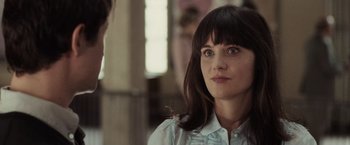 Movie still from “500 Days of Summer” (2009), directed by Marc Webb – A woman is looking at a man in front of a window; Close Up shot, Over the shoulder angle
