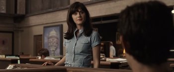 Movie still from “500 Days of Summer” (2009), directed by Marc Webb – A woman standing in front of a table; Medium shot, Over the shoulder angle