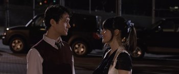 Movie still from “500 Days of Summer” (2009), directed by Marc Webb – A man and a woman standing next to each other on the street; Close Up shot, Over the shoulder angle