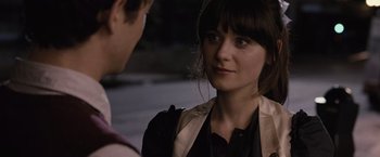 Movie still from “500 Days of Summer” (2009), directed by Marc Webb – A woman standing next to a man on a street; Close Up shot, Over the shoulder angle