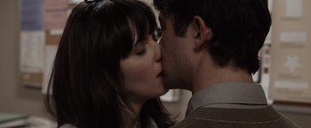 Movie still from “500 Days of Summer” (2009), directed by Marc Webb – A man and a woman kissing each other; Close Up shot, Over the shoulder angle