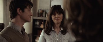 Movie still from “500 Days of Summer” (2009), directed by Marc Webb – A woman in a white shirt is talking to another woman; Close Up shot, Over the shoulder angle