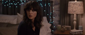 Movie still from “500 Days of Summer” (2009), directed by Marc Webb – A person sitting in a room; Close Up shot, Over the shoulder angle