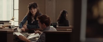 Movie still from “500 Days of Summer” (2009), directed by Marc Webb – A man and a woman sitting at a table in front of each other; Medium shot, Over the shoulder angle