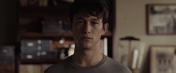 Movie still from “500 Days of Summer” (2009), directed by Marc Webb – A young man is looking into the camera; Close Up shot, Over the shoulder angle