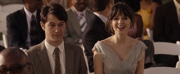 Movie still from “500 Days of Summer” (2009), directed by Marc Webb – A man and a woman smiling for the camera; Close Up shot, Over the shoulder angle
