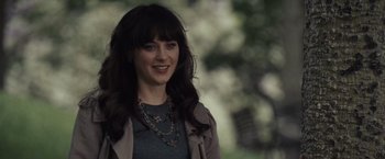 Movie still from “500 Days of Summer” (2009), directed by Marc Webb – A person wearing a necklace; Close Up shot, Over the shoulder angle